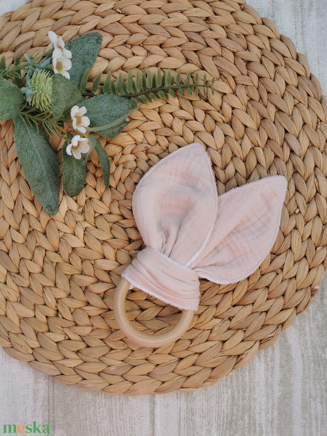 Nyuszifüles rágóka fa karikával - Bézs duplagéz anyagból UNISEX - játék & sport - babalátogató ajándékcsomag - Meska.hu