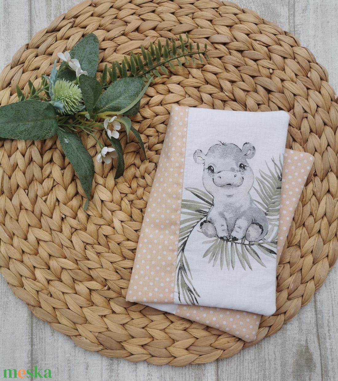 Egészségügyi kiskönyv borító kölyök vadállatos- zsálya pöttyös oldallal UNISEX - játék & sport - babalátogató ajándékcsomag - Meska.hu