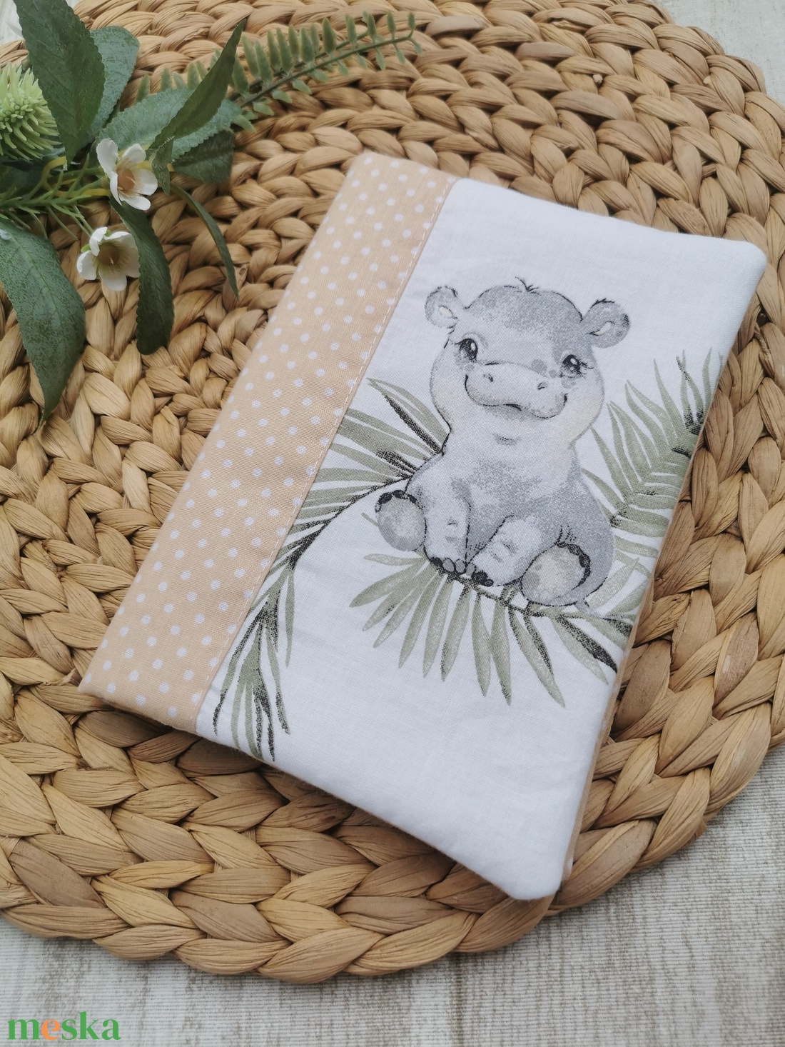 Egészségügyi kiskönyv borító kölyök vadállatos- zsálya pöttyös oldallal UNISEX - játék & sport - babalátogató ajándékcsomag - Meska.hu