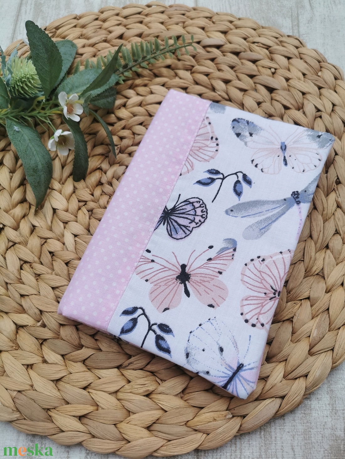 Egészségügyi kiskönyv borító lepkés- világos rózsaszín pöttyös oldallal  - játék & sport - babalátogató ajándékcsomag - Meska.hu