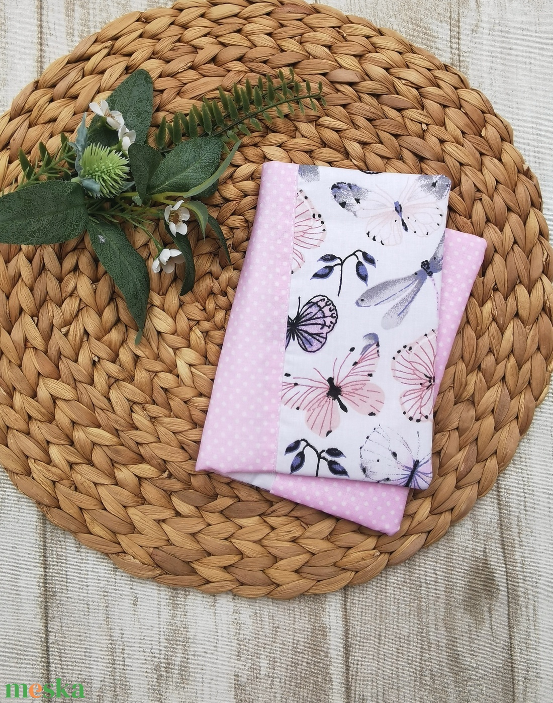 Egészségügyi kiskönyv borító lepkés- világos rózsaszín pöttyös oldallal  - játék & sport - babalátogató ajándékcsomag - Meska.hu