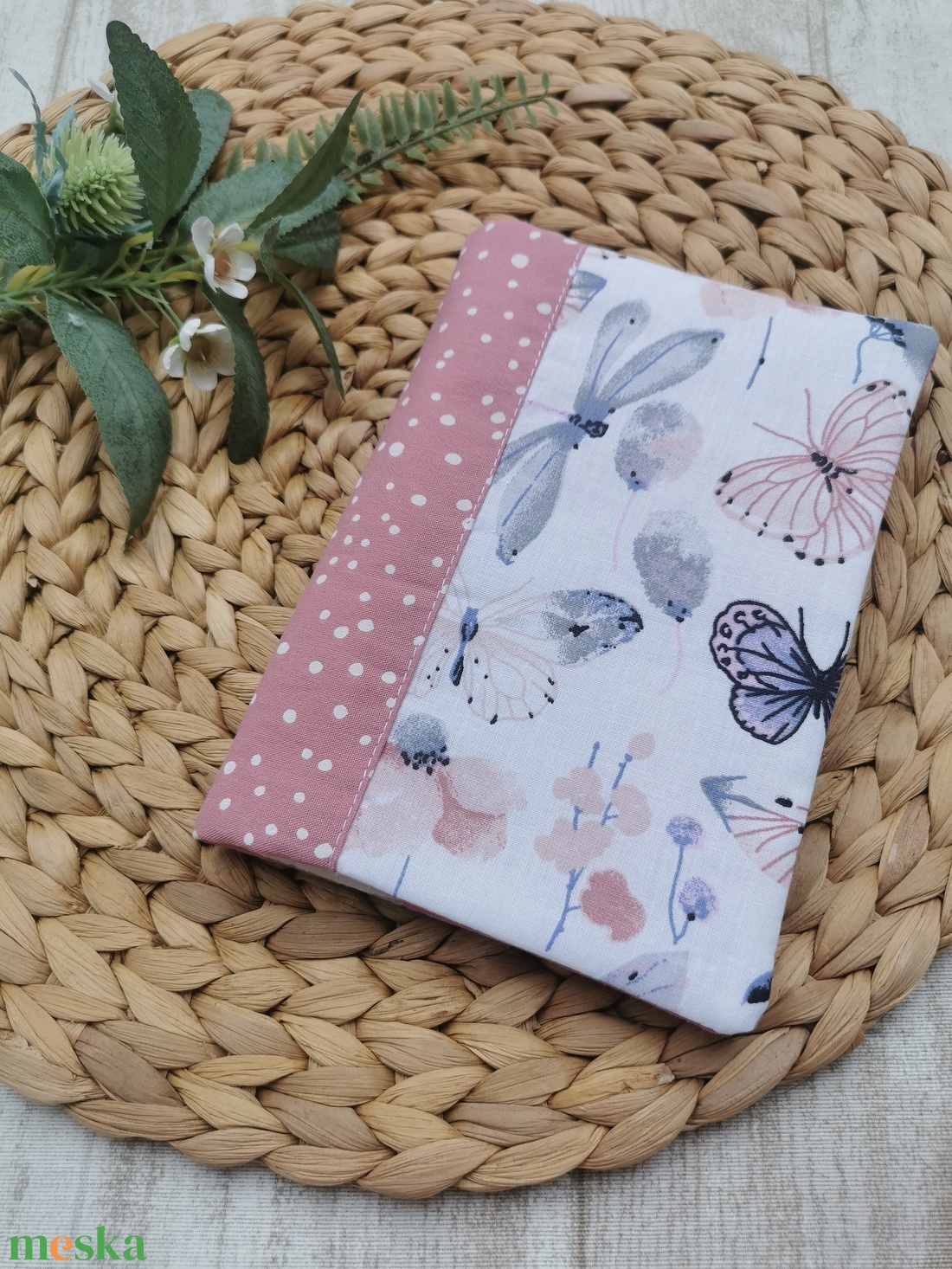 Egészségügyi kiskönyv borító lepkés- mályva pöttyös oldallal  - játék & sport - babalátogató ajándékcsomag - Meska.hu