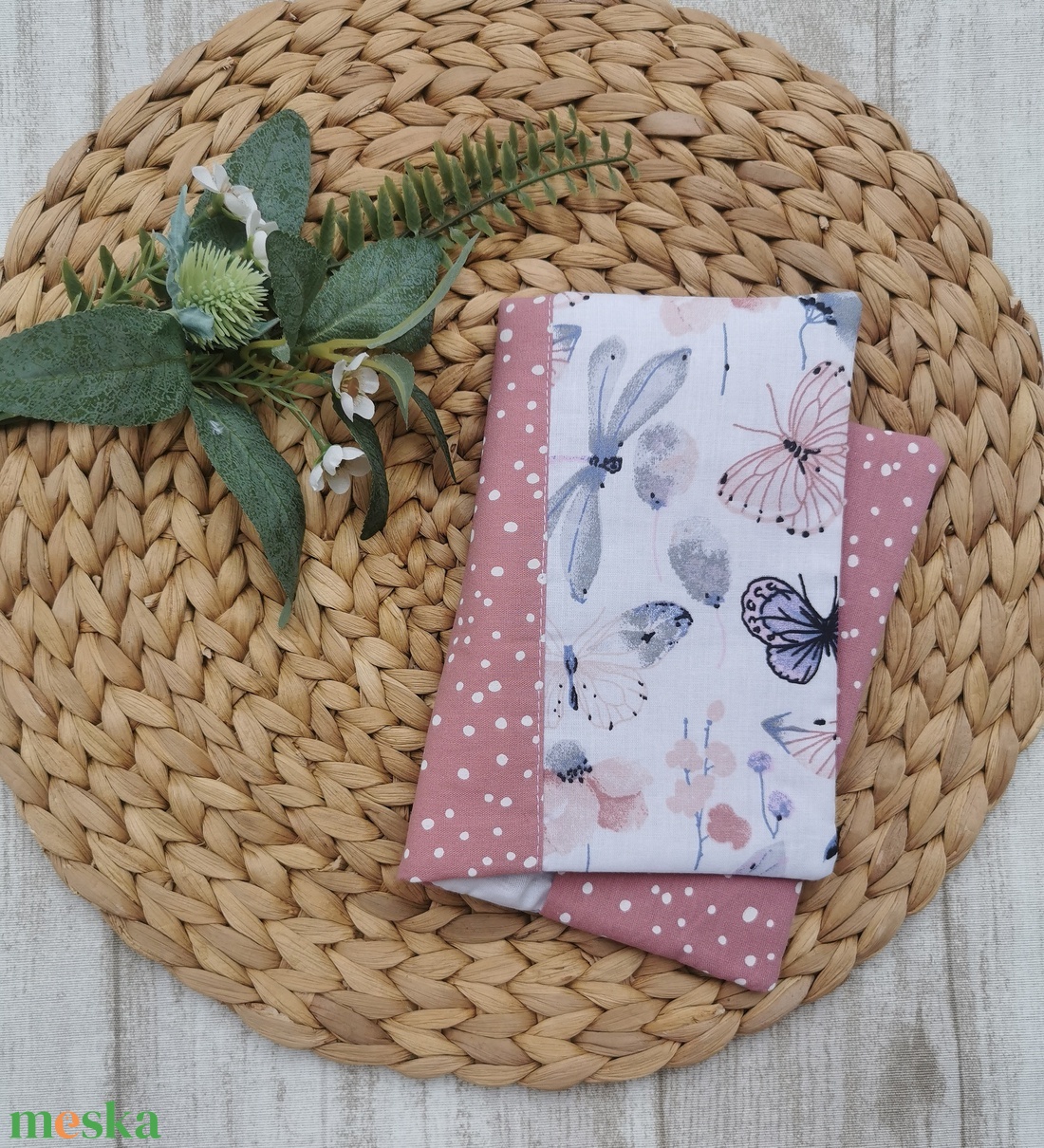 Egészségügyi kiskönyv borító lepkés- mályva pöttyös oldallal  - játék & sport - babalátogató ajándékcsomag - Meska.hu