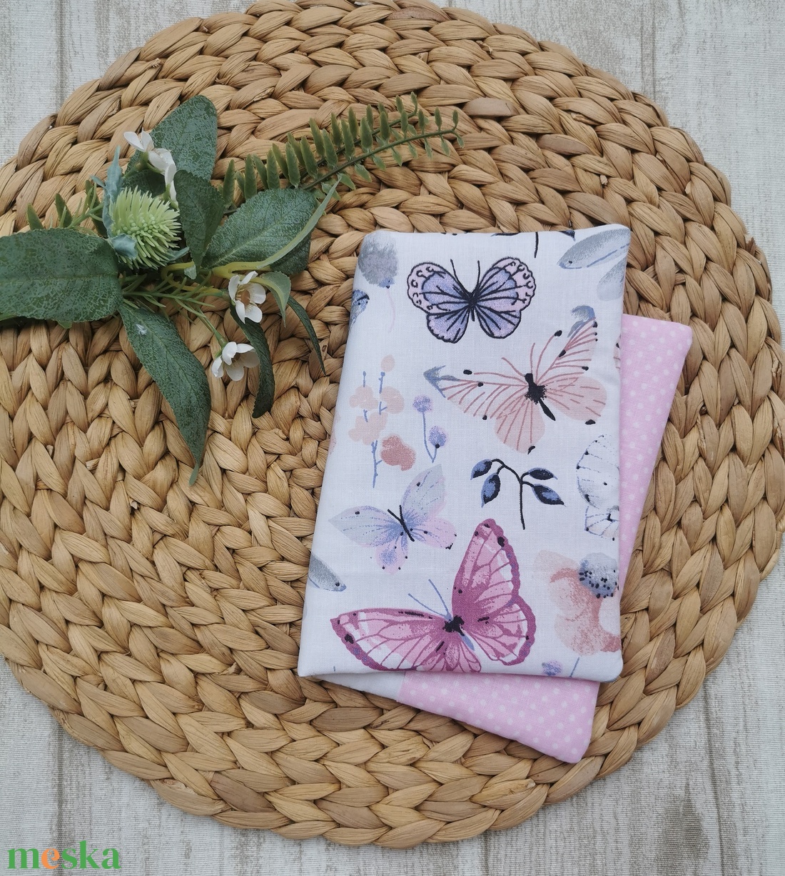 Egészségügyi kiskönyv borító lepkés- világos rózsaszín pöttyös  - játék & sport - babalátogató ajándékcsomag - Meska.hu