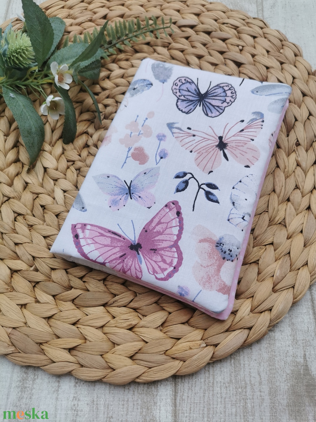 Egészségügyi kiskönyv borító lepkés- világos rózsaszín pöttyös  - játék & sport - babalátogató ajándékcsomag - Meska.hu