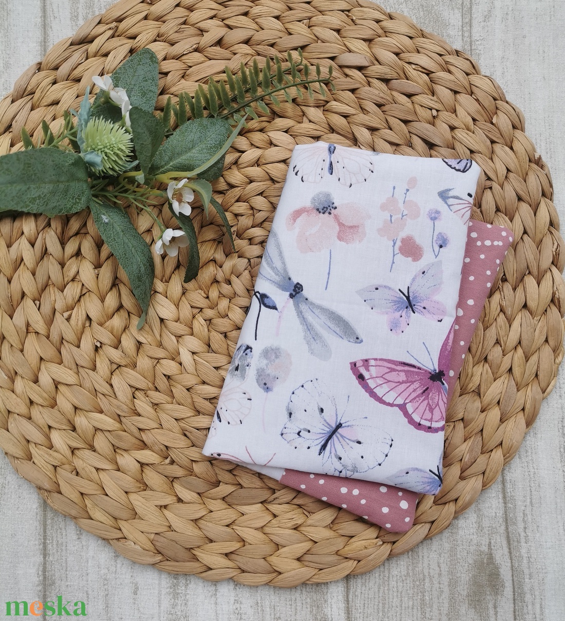 Egészségügyi kiskönyv borító lepkés- mályva pöttyös  - játék & sport - babalátogató ajándékcsomag - Meska.hu