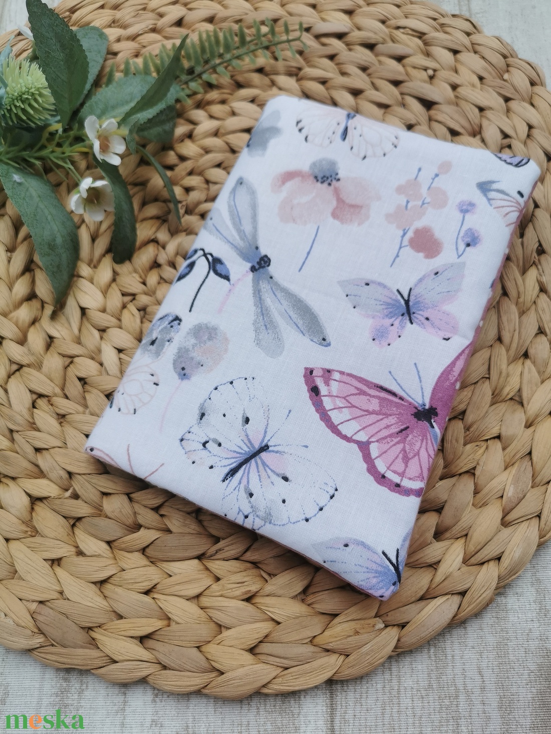 Egészségügyi kiskönyv borító lepkés- mályva pöttyös  - játék & sport - babalátogató ajándékcsomag - Meska.hu