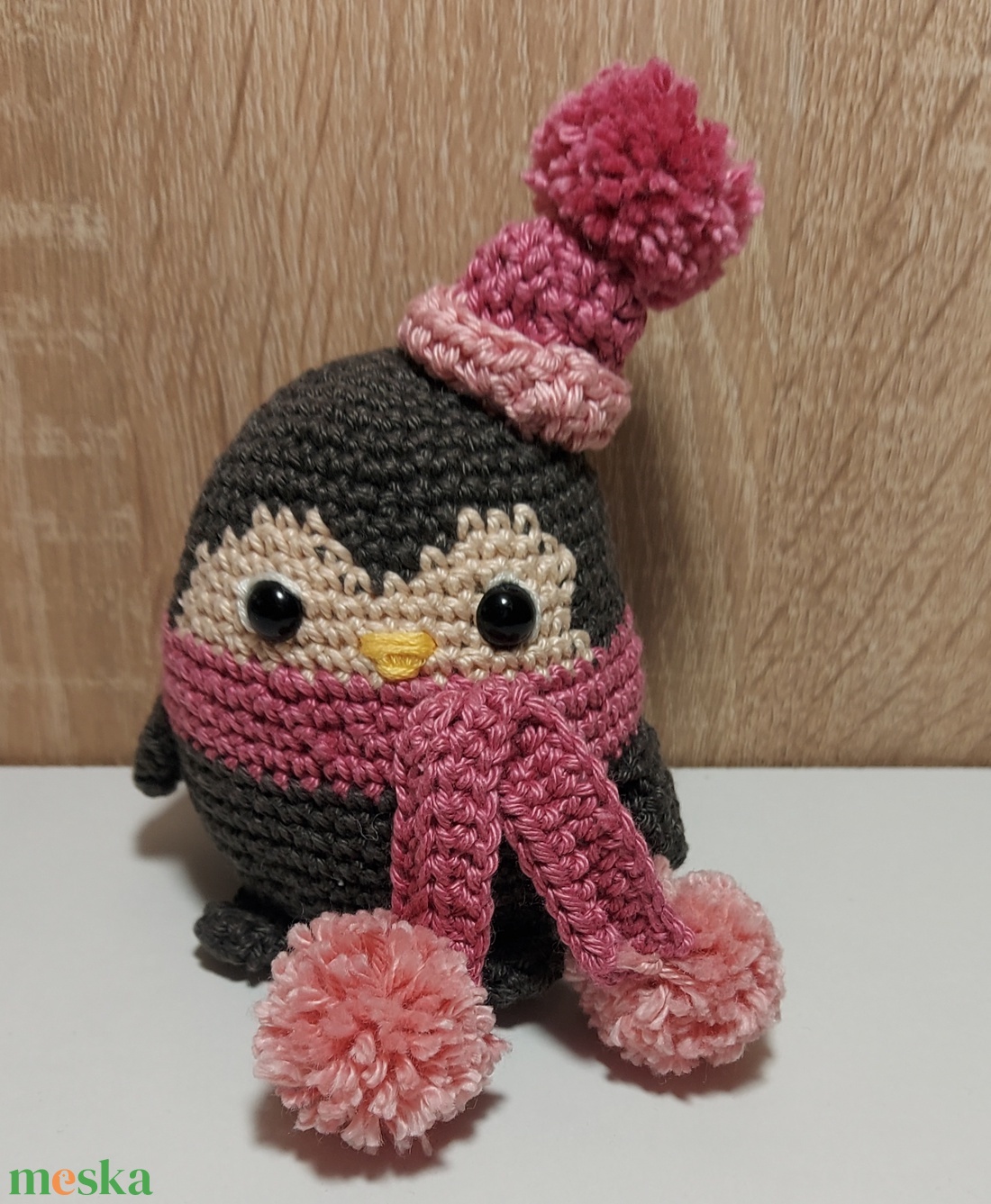Horgolt Pingvin Rózsaszín Sállal és Sapkával - Amigurumi - játék & sport - plüssállat & játékfigura - más figura - Meska.hu