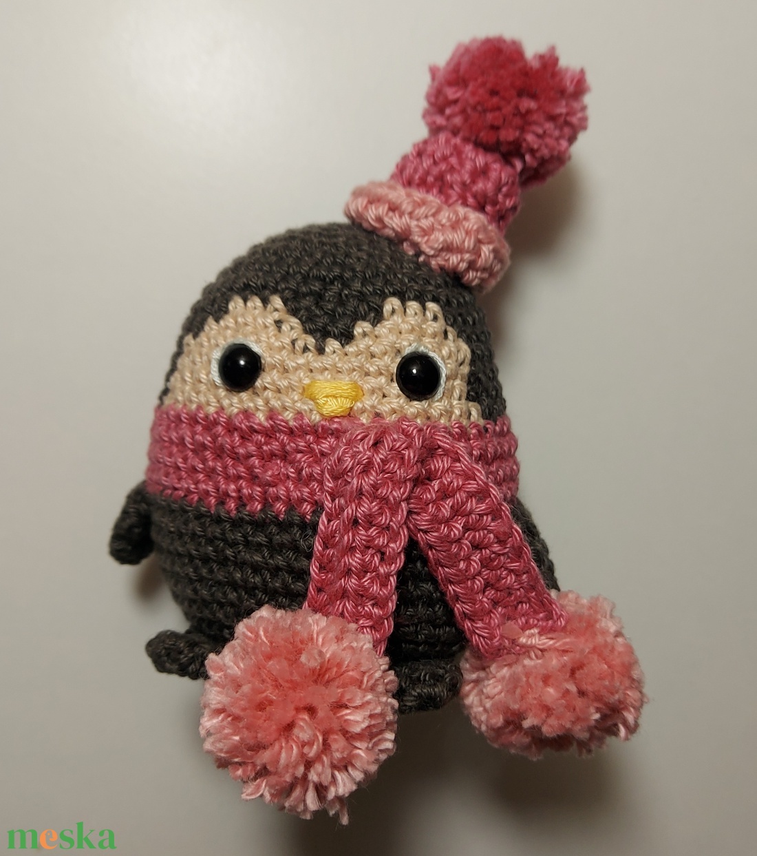 Horgolt Pingvin Rózsaszín Sállal és Sapkával - Amigurumi - játék & sport - plüssállat & játékfigura - más figura - Meska.hu