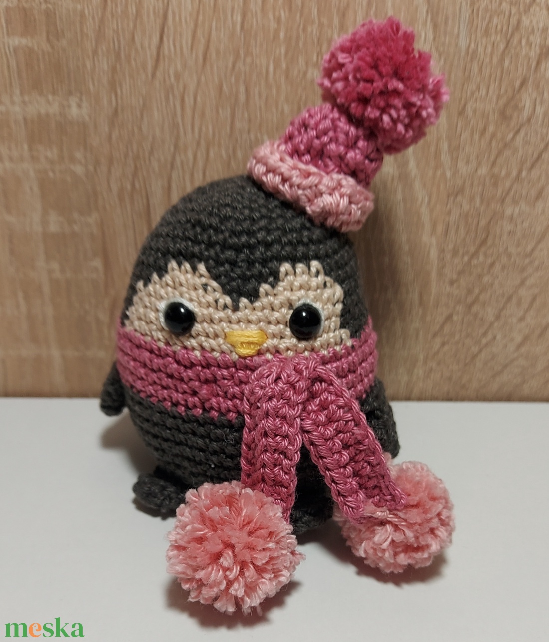 Horgolt Pingvin Rózsaszín Sállal és Sapkával - Amigurumi - játék & sport - plüssállat & játékfigura - más figura - Meska.hu