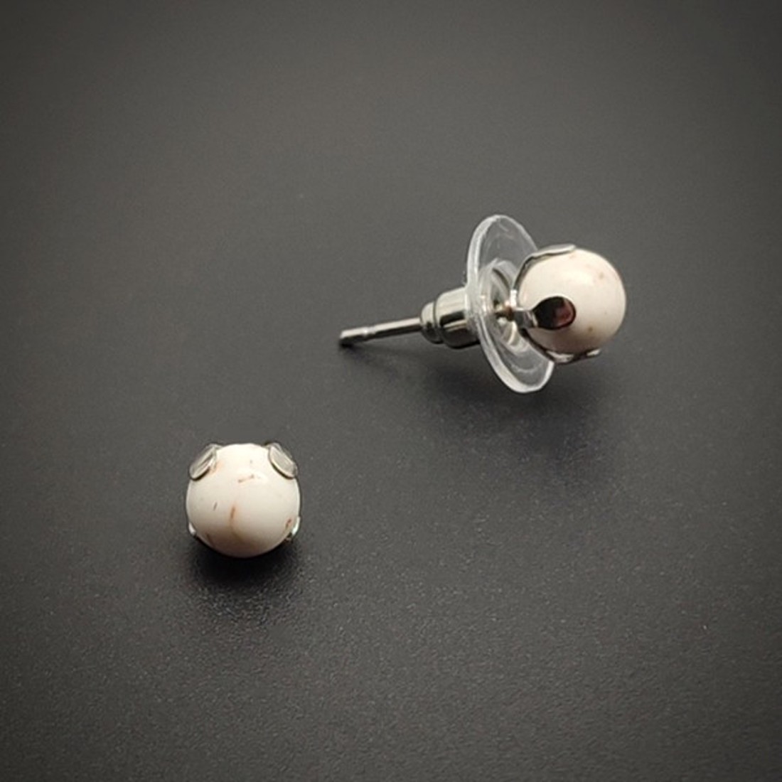 Magnezit fülbevaló, 6 mm � fehér ásványgolyó nemesacél foglalatban - ékszer - fülbevaló - pötty fülbevaló - Meska.hu