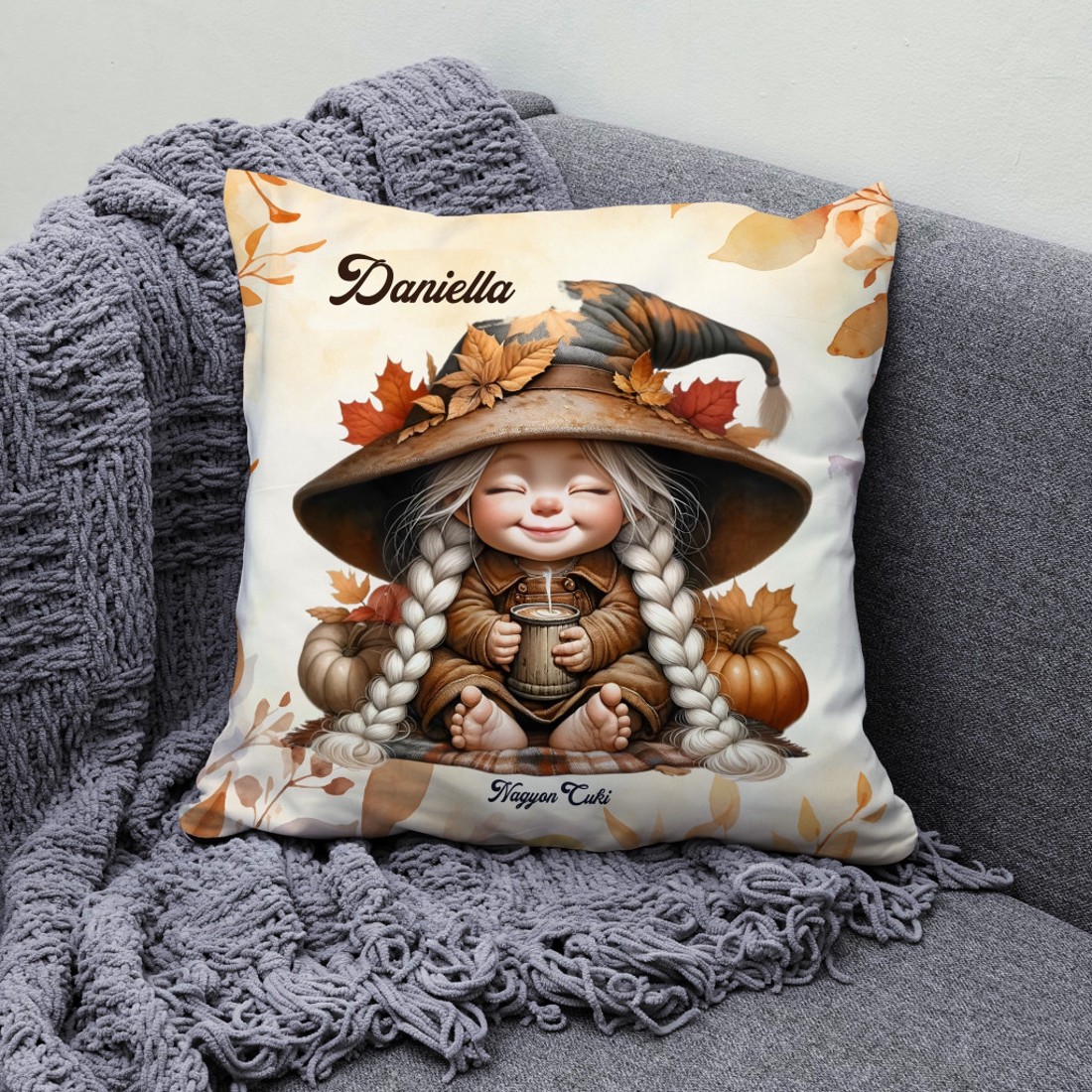 Névvel kérhető - Kávézós őszi manó lány mintás párna - otthon & életmód - lakástextil - párna & párnahuzat - díszpárna (belsővel együtt) - Meska.hu