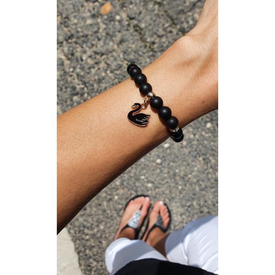 Fekete hattyú medálos ásványkarkötő - ékszer - karkötő - ásványkarkötő - Meska.hu