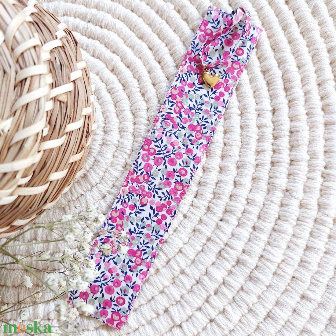 Liberty könyvjelző szivecske medállal, apró pink virágos, LuannaBaby - könyv & zene - könyvjelző - Meska.hu Liberty könyvjelző szivecske medállal, apró pink virágos, LuannaBaby - könyv & zene - könyvjelző - Meska.hu
