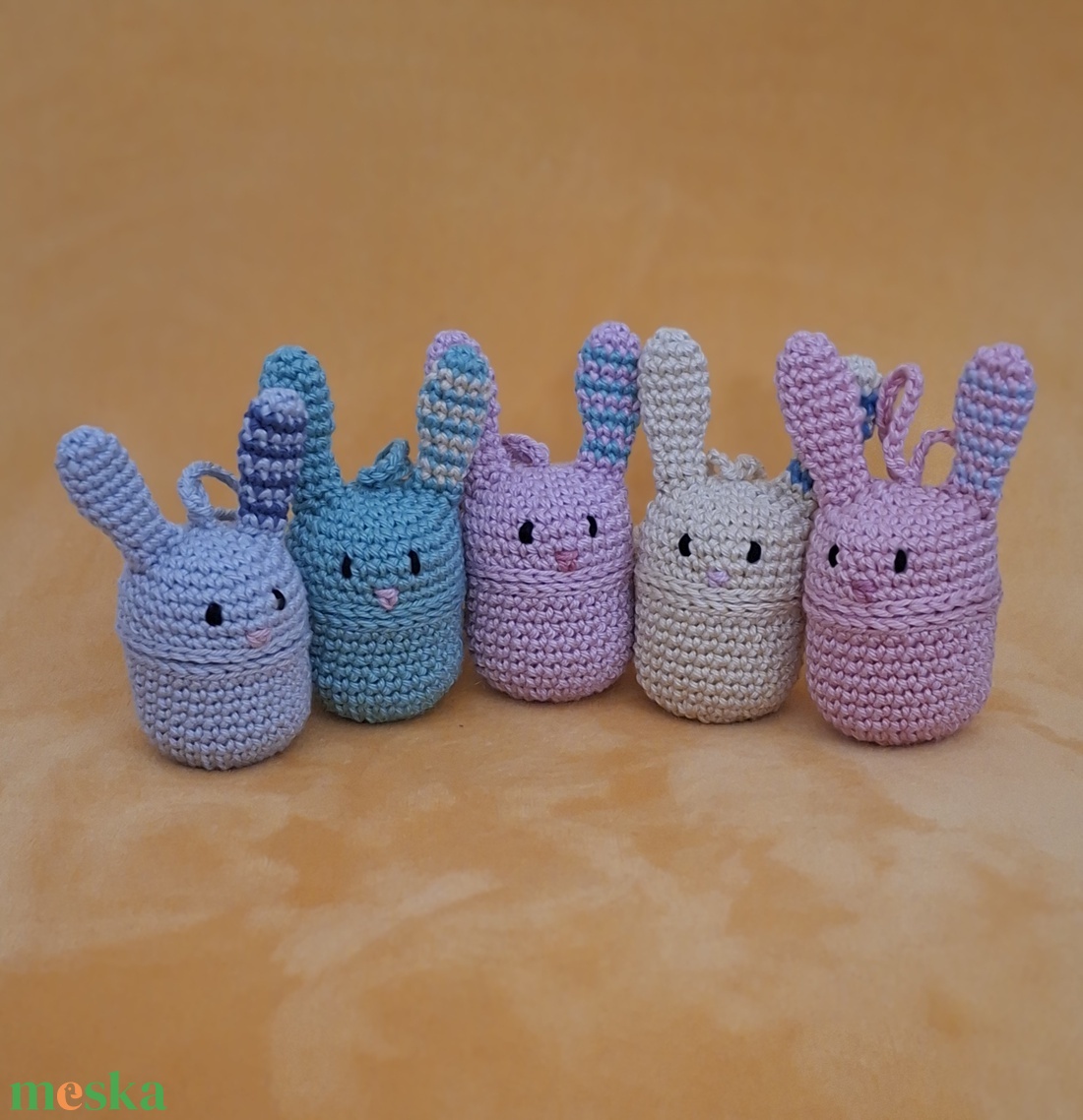 Kinderre horgolt nyuszikák - ünnepi díszek, dekorációk - húsvéti díszek és dekorációk - húsvéti asztaldíszek - Meska.hu