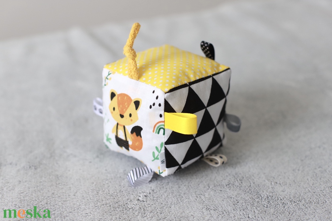 Kontrasztos rókás babakocka - játék & sport - 3 éves kor alattiaknak - babakocka - Meska.hu