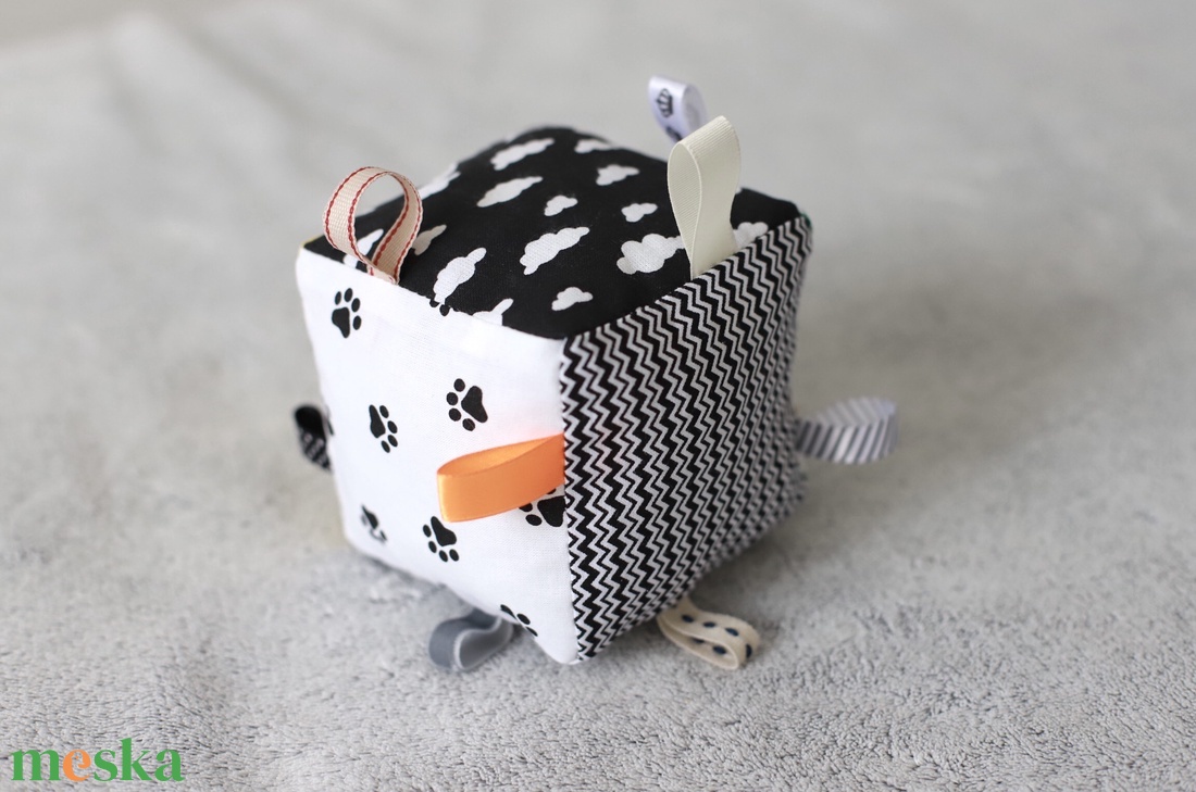 Kontrasztos rókás babakocka - játék & sport - 3 éves kor alattiaknak - babakocka - Meska.hu