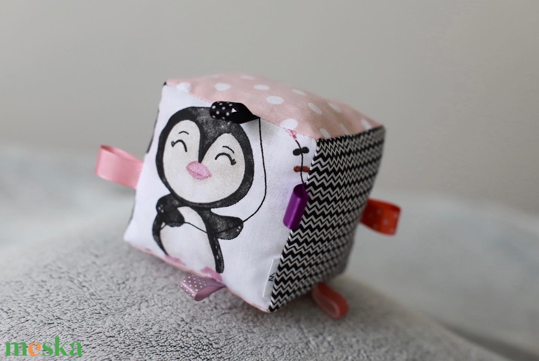 Pingvines-kontrasztos babakocka - játék & sport - 3 éves kor alattiaknak - babakocka - Meska.hu Pingvines-kontrasztos babakocka - játék & sport - 3 éves kor alattiaknak - babakocka - Meska.hu