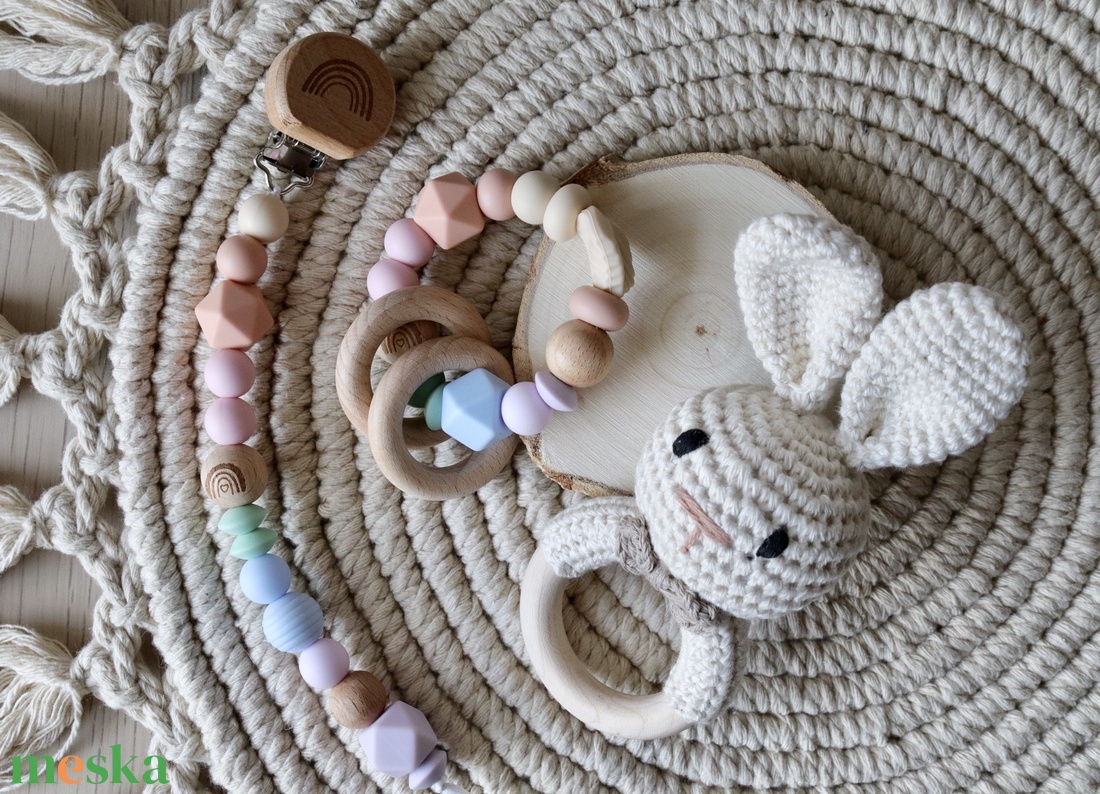Cumilánc és marokrágcsa, horgolt nyuszival, díszdobozban � Babalátogató ajándék � Babaváró ajándék - játék & sport - 3 éves kor alattiaknak - cumilánc - Meska.hu