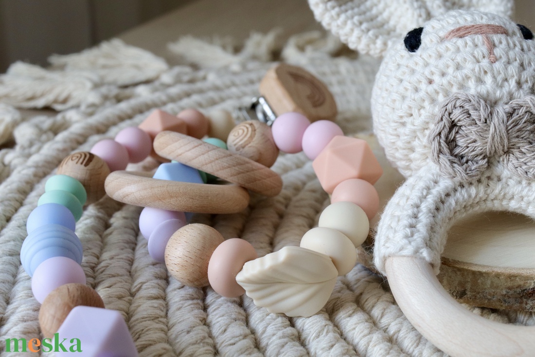 Cumilánc és marokrágcsa, horgolt nyuszival, díszdobozban � Babalátogató ajándék � Babaváró ajándék - játék & sport - 3 éves kor alattiaknak - cumilánc - Meska.hu