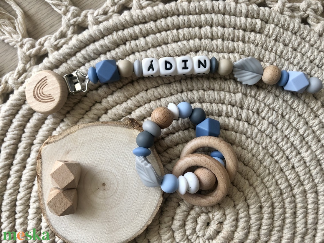 Cumilánc és csörgős marokrágcsa díszdobozban � Babalátogató ajándék � Babaváró ajándék - játék & sport - 3 éves kor alattiaknak - cumilánc - Meska.hu