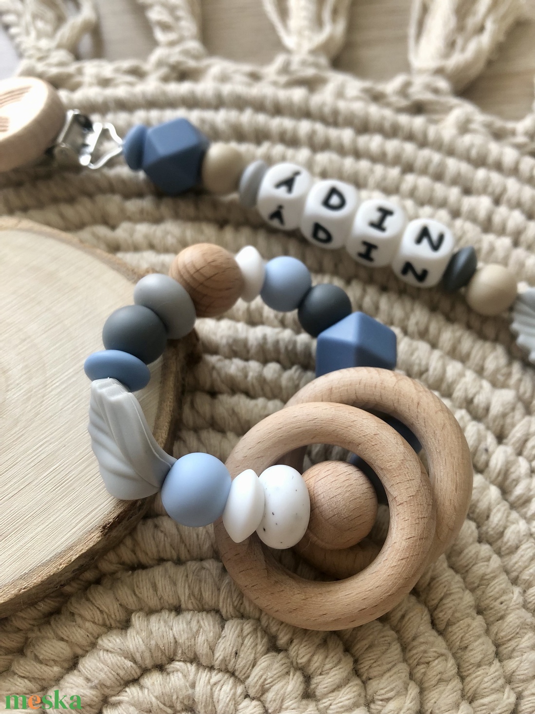 Cumilánc és csörgős marokrágcsa díszdobozban � Babalátogató ajándék � Babaváró ajándék - játék & sport - 3 éves kor alattiaknak - cumilánc - Meska.hu