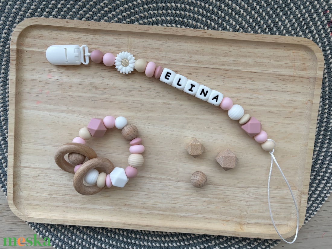 Cumilánc és csörgős marokrágcsa díszdobozban � Babalátogató ajándék � Babaváró ajándék - játék & sport - 3 éves kor alattiaknak - cumilánc - Meska.hu