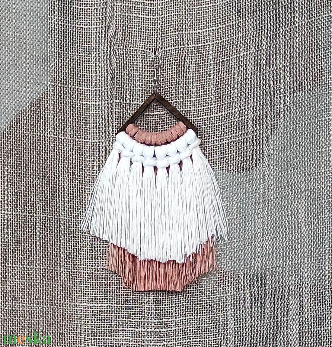 earringed - pink-fehér makramé fülbevaló - ékszer - fülbevaló - lógó fülbevaló - Meska.hu