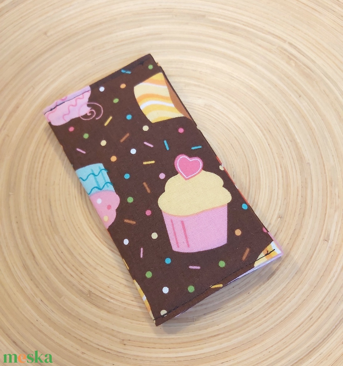 Muffin mintás papírzsebkendő tartó - táska & tok - pénztárca & más tok - zsebkendőtartó tok - Meska.hu Muffin mintás papírzsebkendő tartó - táska & tok - pénztárca & más tok - zsebkendőtartó tok - Meska.hu