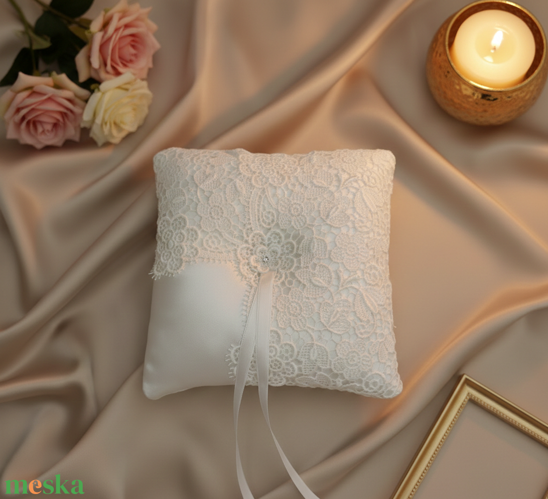 Esküvői fehér szatén gyűrűpárna csipkével - esküvő - kiegészítők - gyűrűtartó & gyűrűpárna - Meska.hu