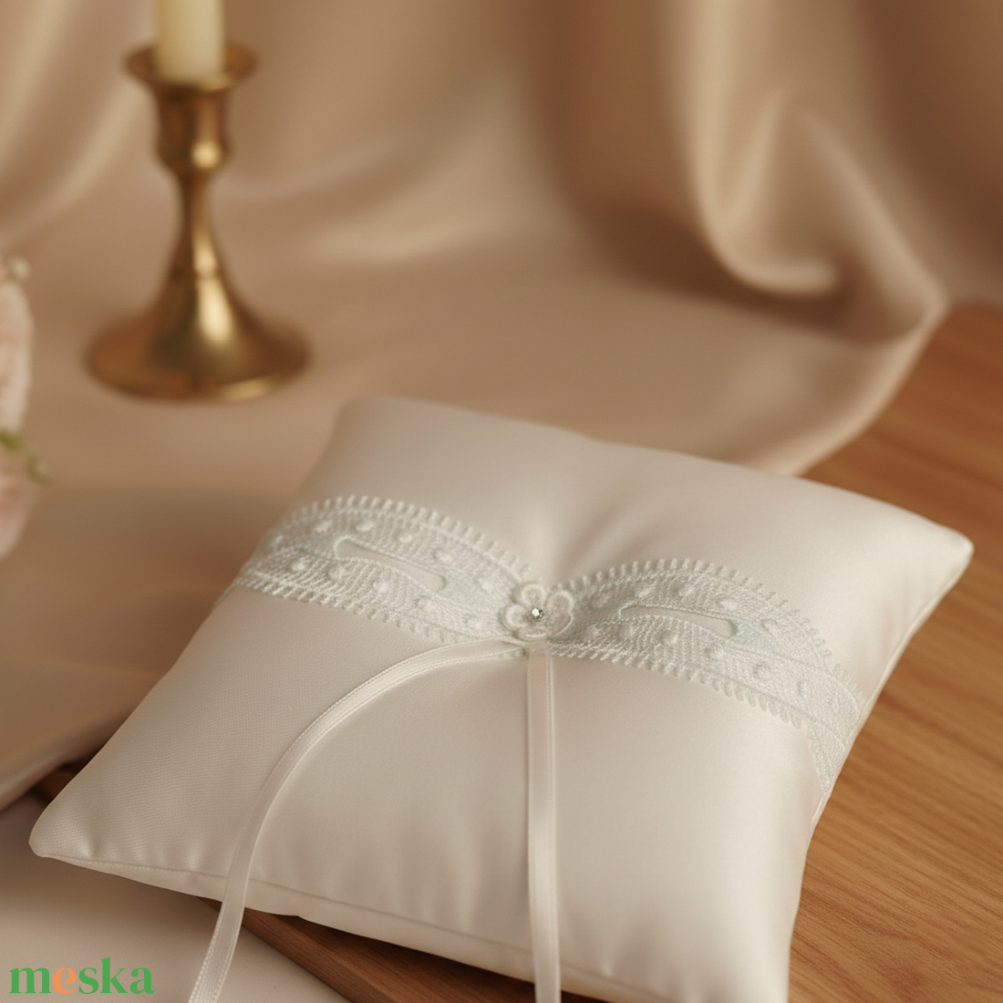 Esküvői fehér szatén gyűrűpárna halványkék csipkével - esküvő - kiegészítők - gyűrűtartó & gyűrűpárna - Meska.hu