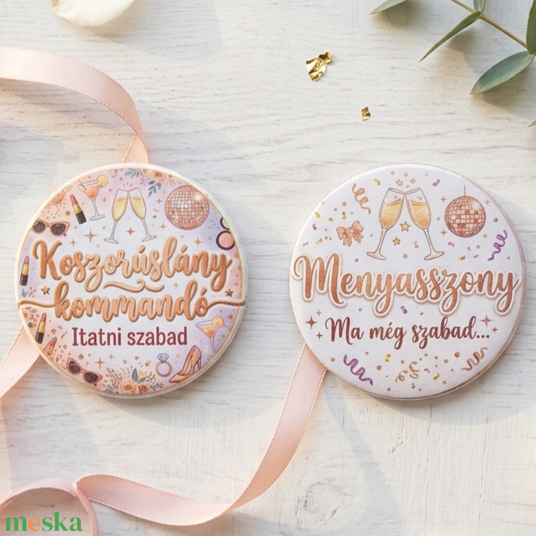 Leánybúcsús kitűző � Menyasszony és Koszorúslány 75 mm-es - esküvő - kiegészítők - kitűző - Meska.hu