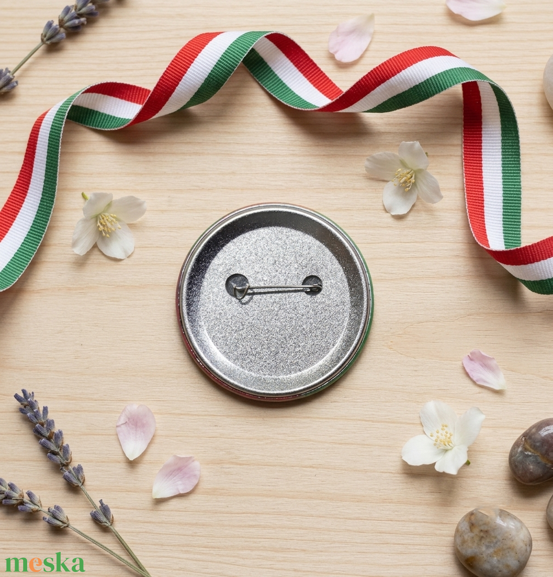 Kokárda mintás 58 mm-es kitűző - esküvő - kiegészítők - kitűző - Meska.hu