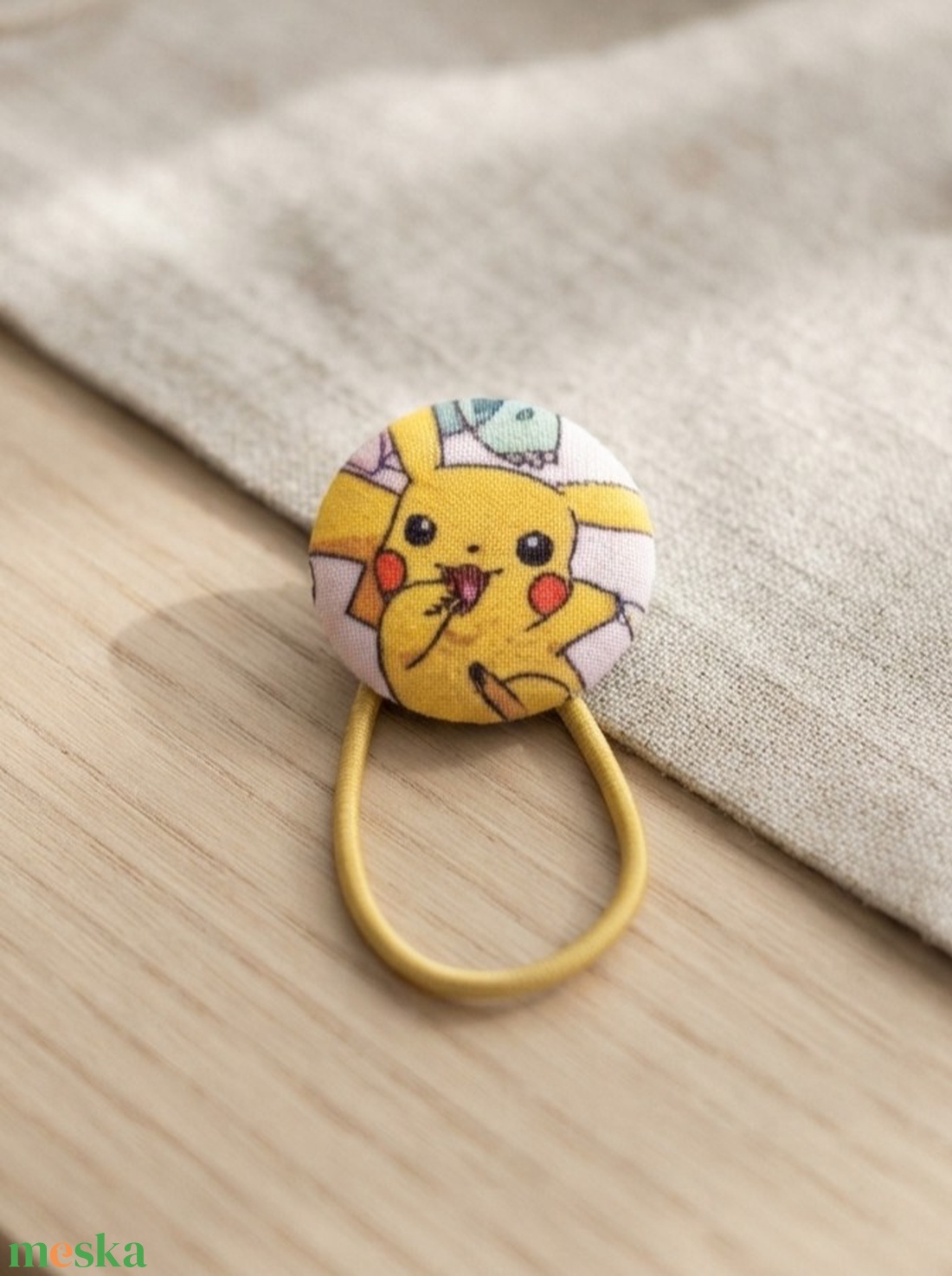 Pikachu mintás szövettel behúzott gomb hajgumi - ruha & divat - hajdísz & hajcsat - hajgumi - Meska.hu