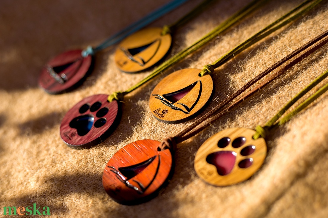 Olajfa Lélek � kézzel készült resin nyaklánc hajó vagy tappancs motívummal - Luigiwood - ékszer - nyaklánc - medál - Meska.hu