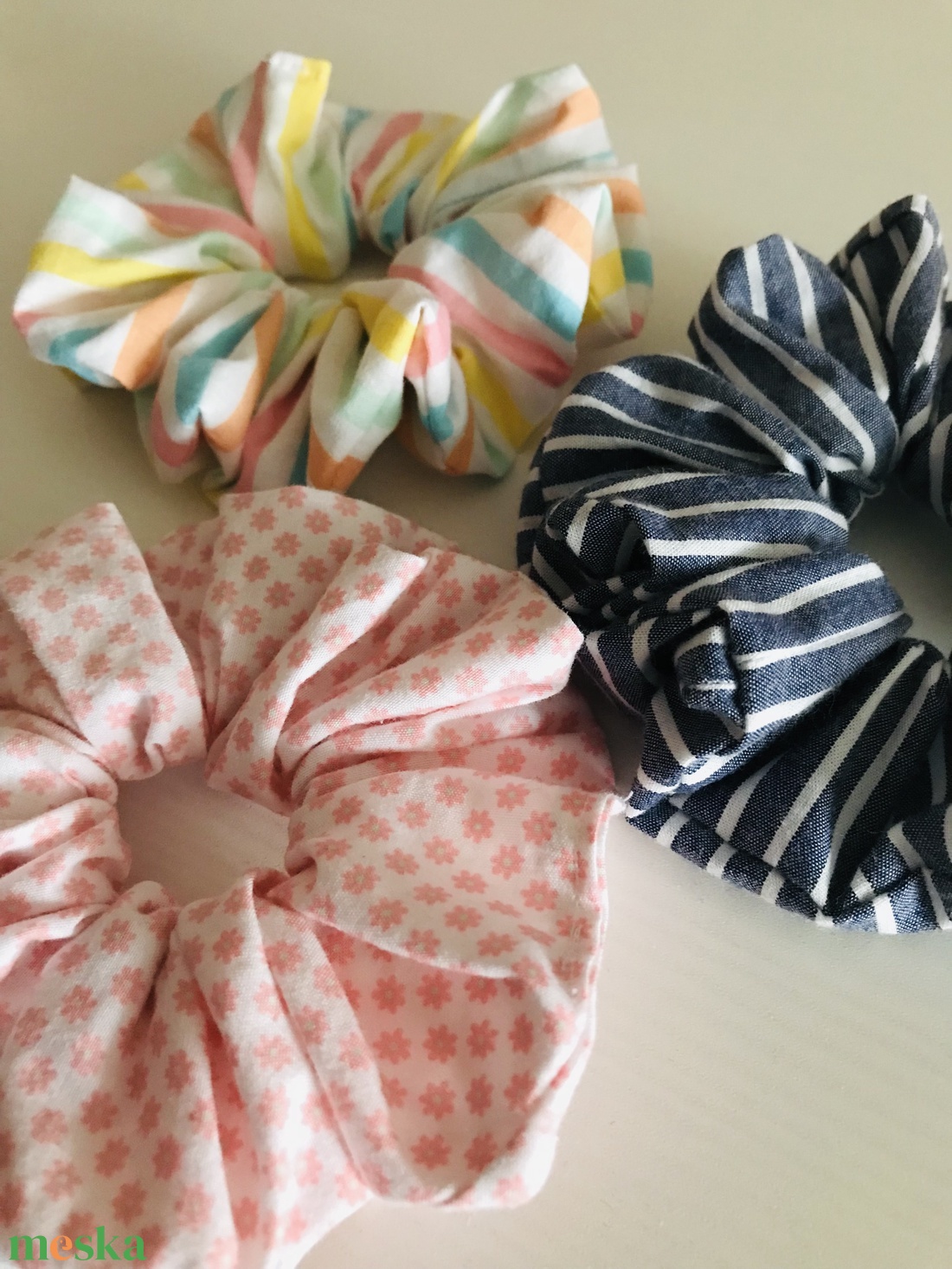 Színes scrunchie - hajgumi szett - ruha & divat - hajdísz & hajcsat - hajgumi - Meska.hu