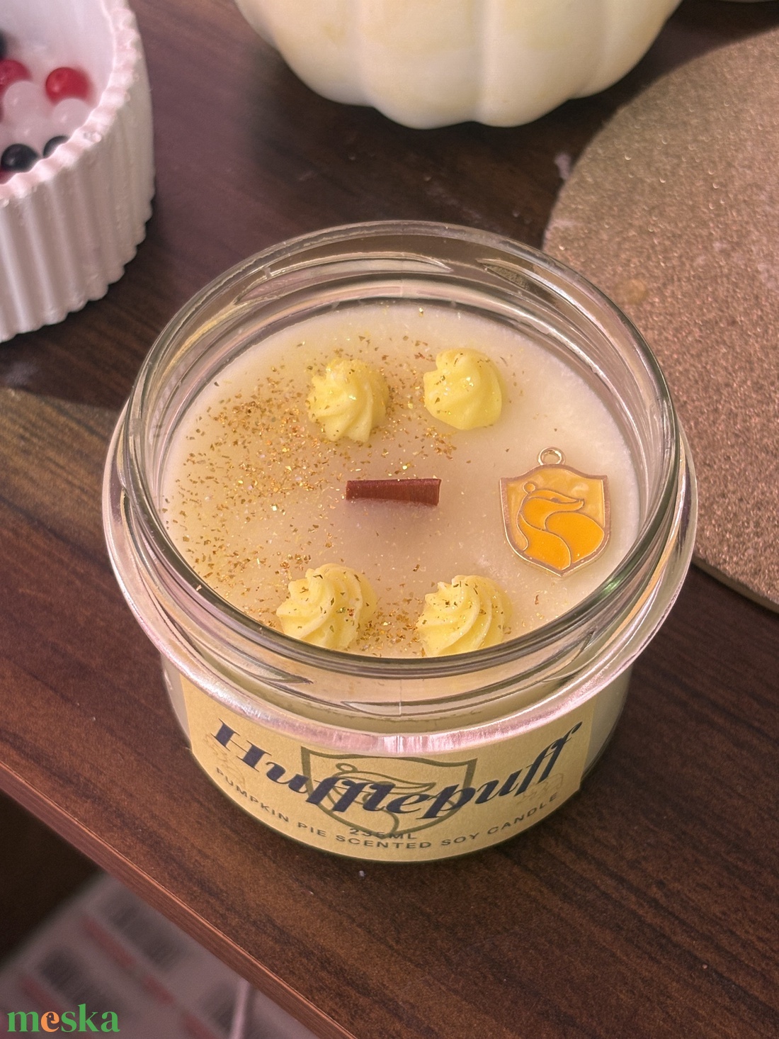 Hufflepuff gyertya - otthon & életmód - gyertya, illat, aroma - mécses és mécsestartó - Meska.hu