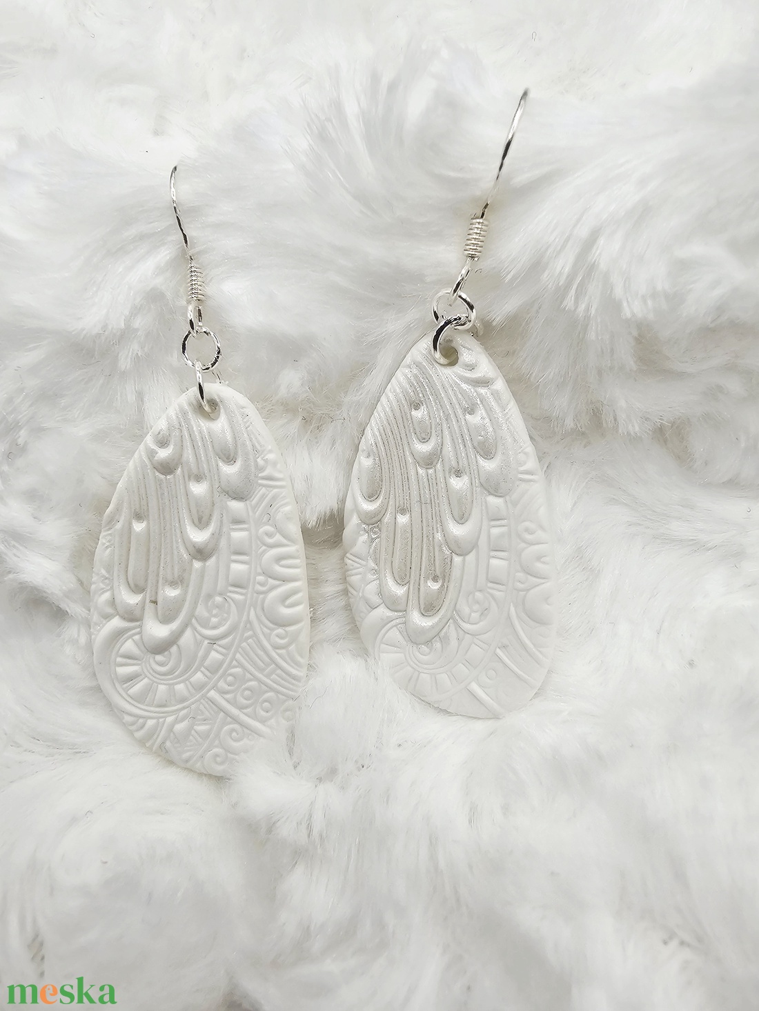 Fehér selyemfénnyel - ékszer - fülbevaló - lógó fülbevaló - Meska.hu