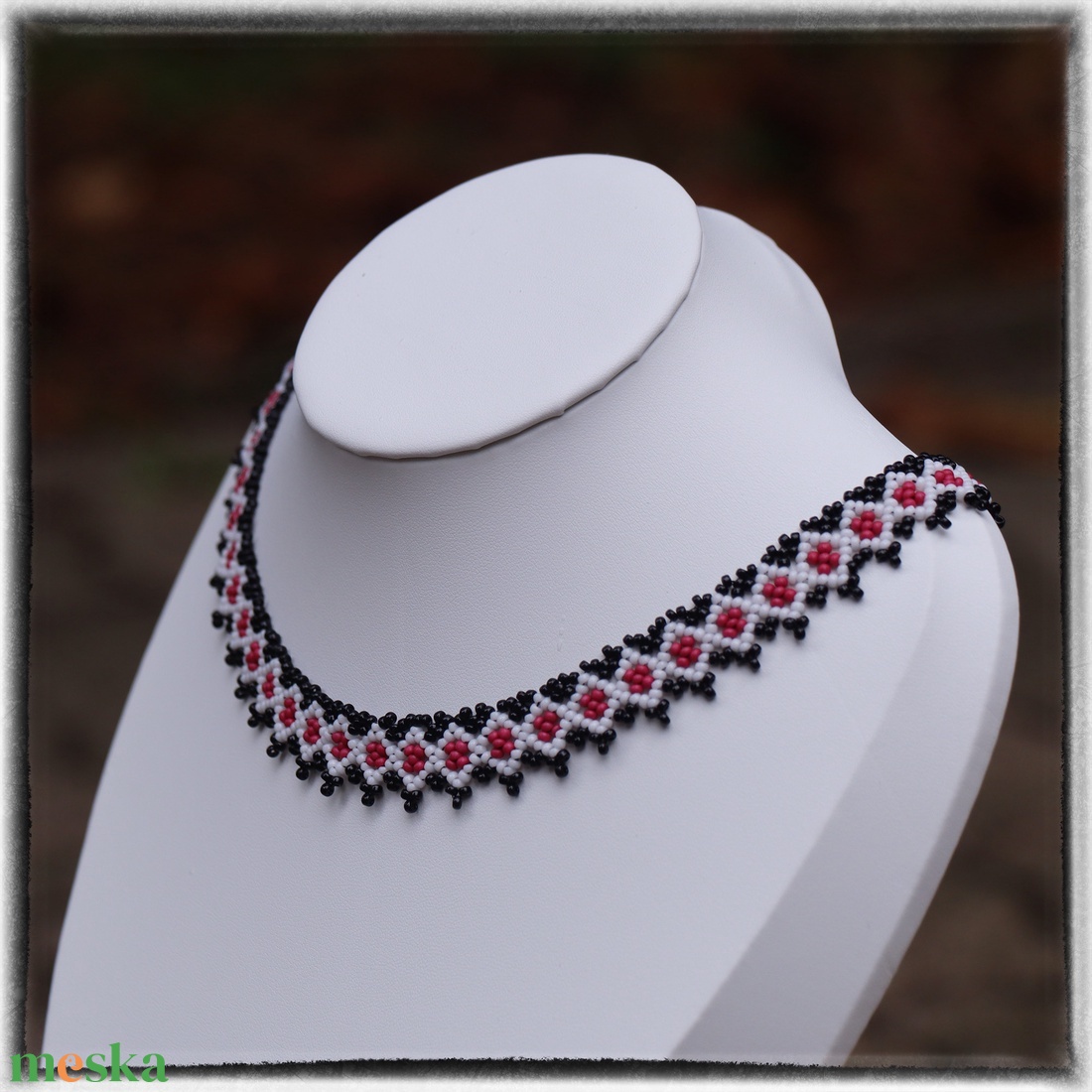 Piros-fehér-fekete nyaklánc - ékszer - nyaklánc - gyöngyös nyaklánc - Meska.hu