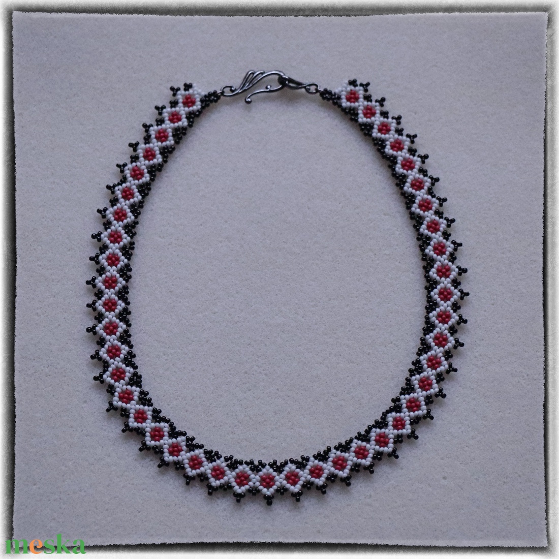 Piros-fehér-fekete nyaklánc - ékszer - nyaklánc - gyöngyös nyaklánc - Meska.hu