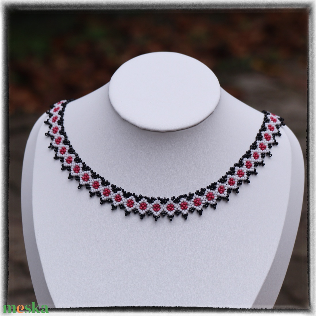 Piros-fehér-fekete nyaklánc - ékszer - nyaklánc - gyöngyös nyaklánc - Meska.hu