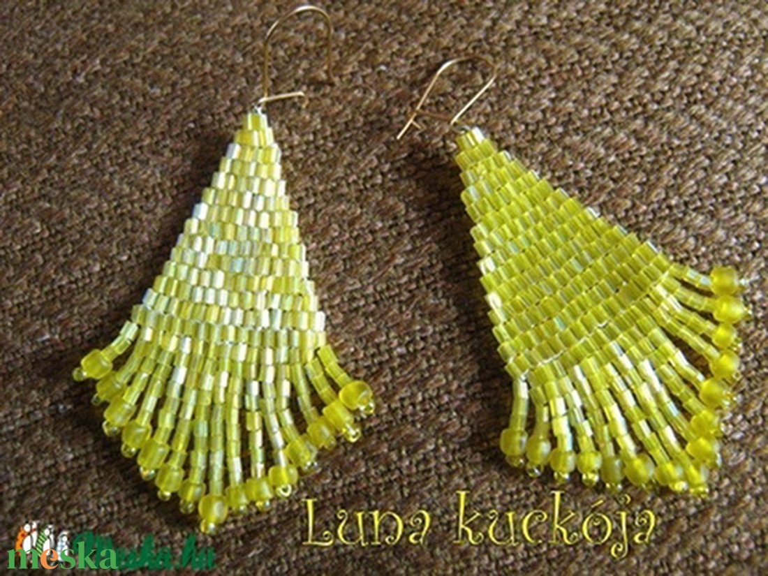 Csodasárga rojtos háromszög - ékszer - fülbevaló - lógó fülbevaló - Meska.hu