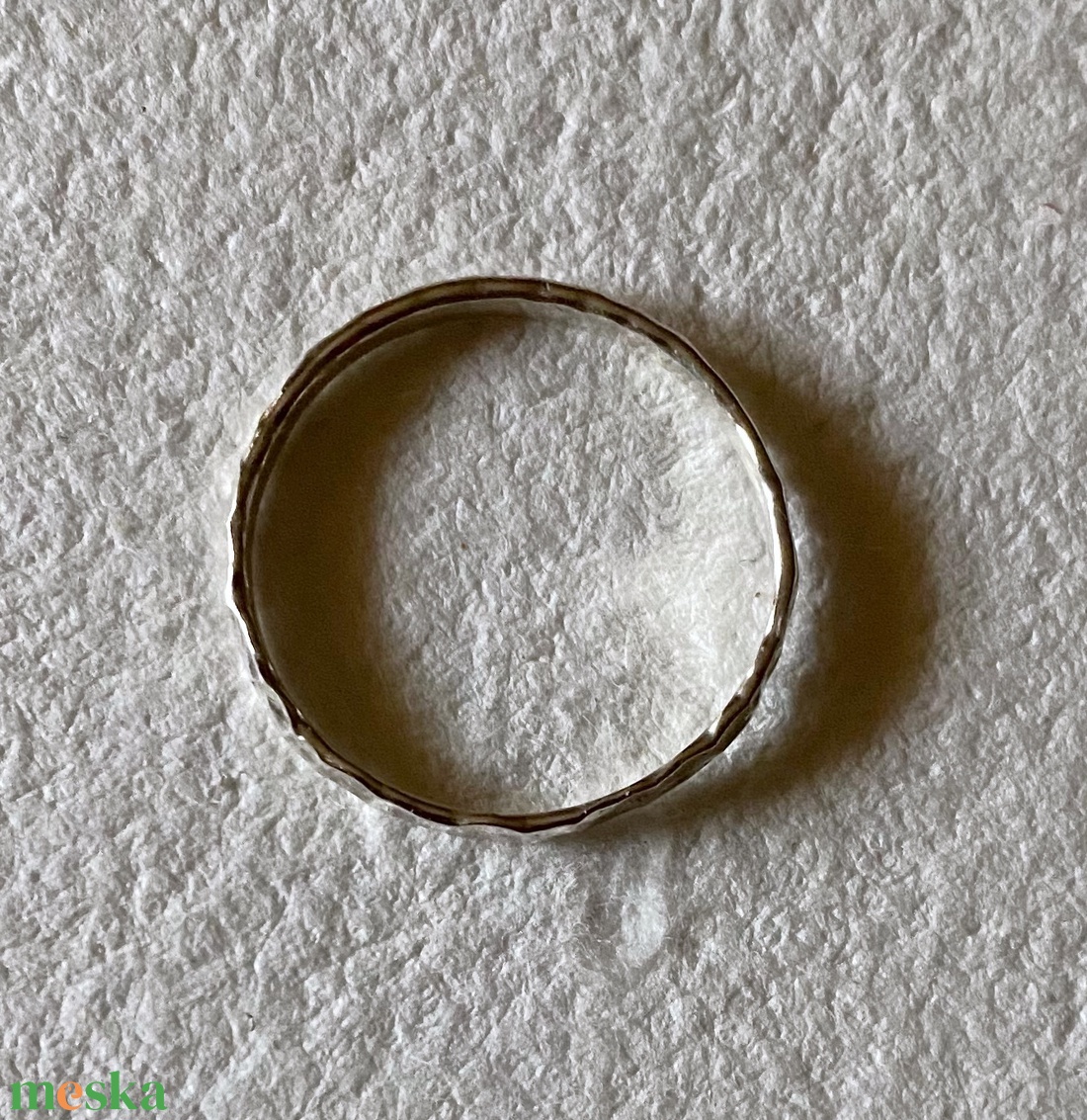 Ezüst gyűrű kalapált mintával - ékszer - gyűrű - kerek gyűrű - Meska.hu