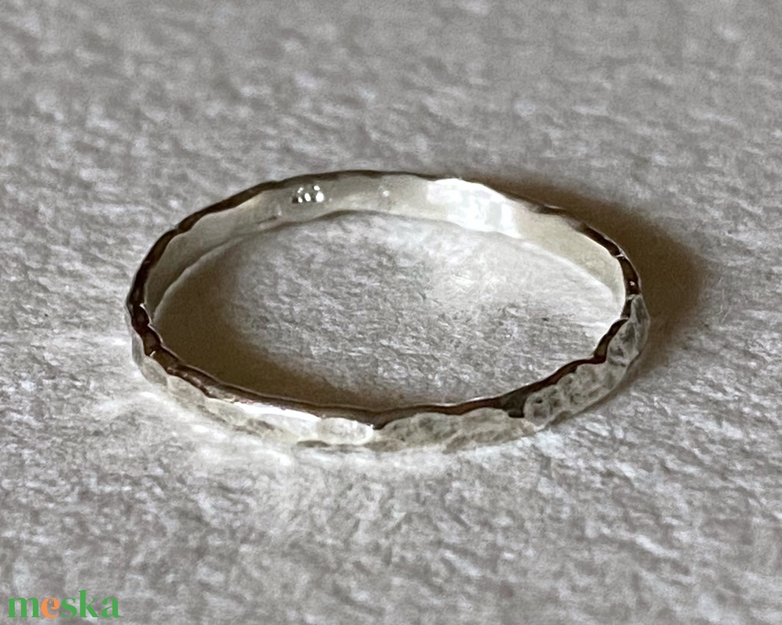 Ezüst gyűrű kalapált mintával - ékszer - gyűrű - kerek gyűrű - Meska.hu