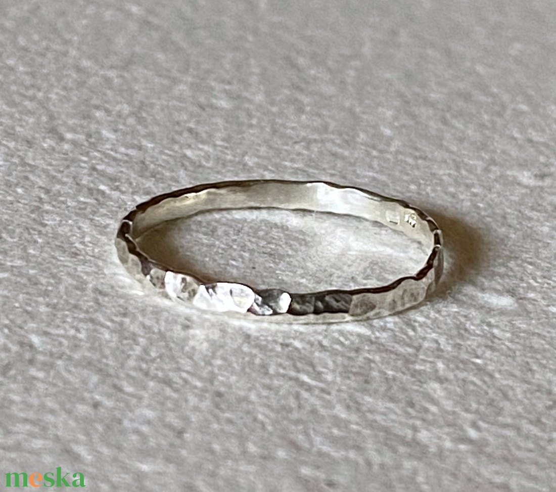 Ezüst gyűrű kalapált mintával - ékszer - gyűrű - kerek gyűrű - Meska.hu