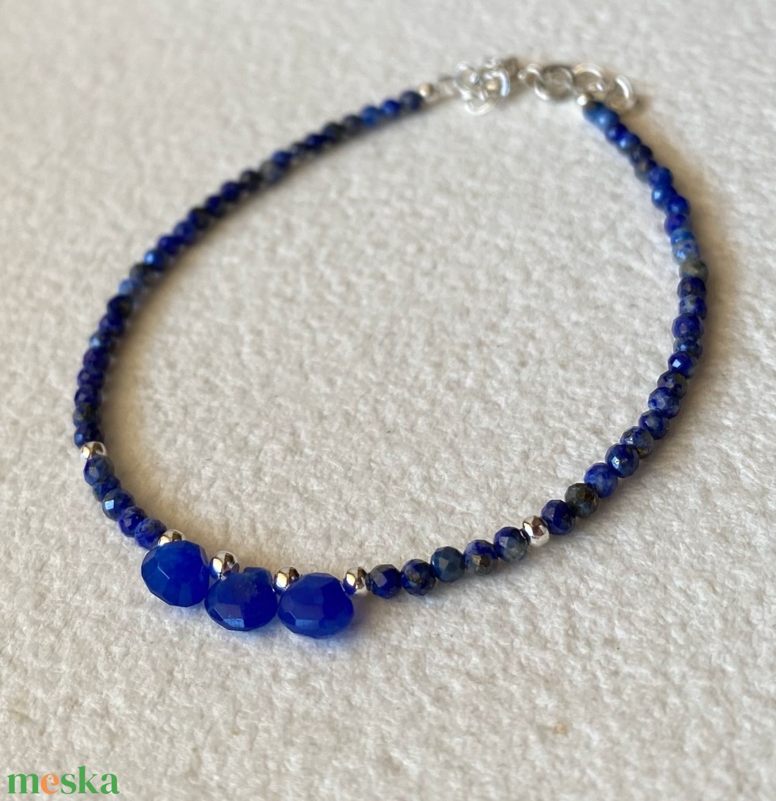Lápisz lazuli karkötő - ékszer - karkötő - karkötő medállal - Meska.hu