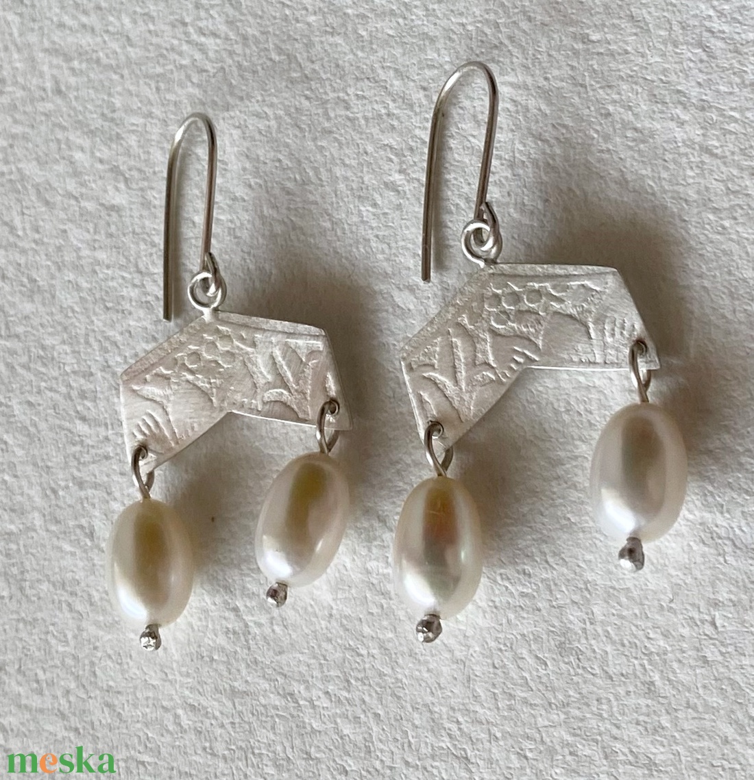 Ezüst fülbevaló tenyésztett gyönggyel - ékszer - fülbevaló - lógó fülbevaló - Meska.hu
