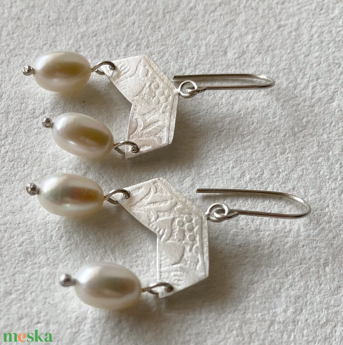 Ezüst fülbevaló tenyésztett gyönggyel - ékszer - fülbevaló - lógó fülbevaló - Meska.hu