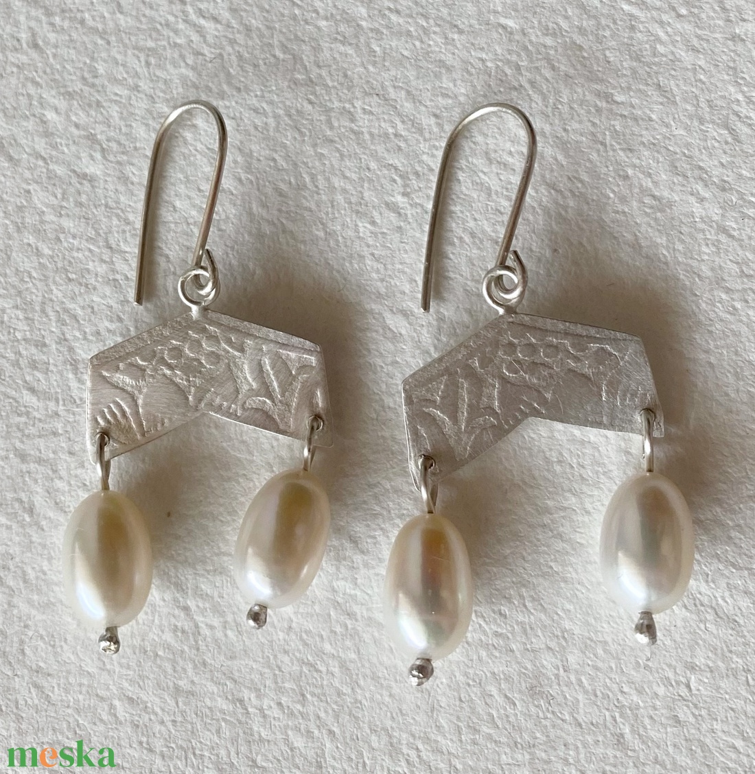 Ezüst fülbevaló tenyésztett gyönggyel - ékszer - fülbevaló - lógó fülbevaló - Meska.hu