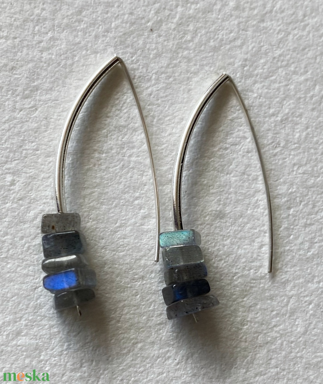 Modern minimál labradorittal - ékszer - fülbevaló - lógó fülbevaló - Meska.hu